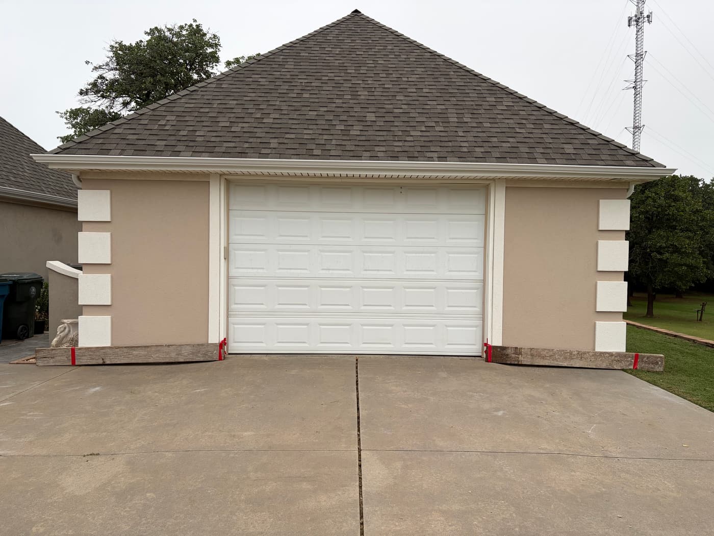 Detached garage with tan stucco and white quoin corner details