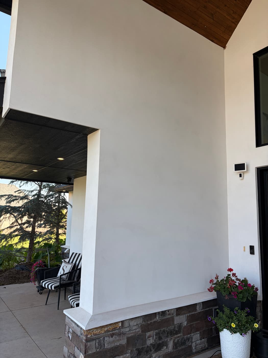 Tall white stucco walls at the covered patio of a modern home